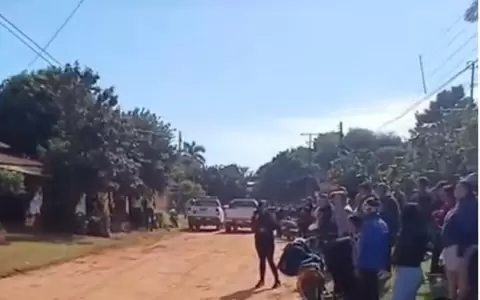 El grupo de vecinos que se manifestaron frente a la casa del supuesto autor del crimen.