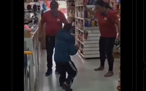 El hombre fue obligado a arrodillarse para recibir zapatillazos.