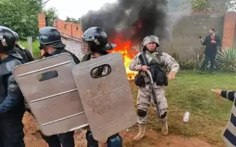 Momento en la polic�a trata de impedir el ingreso de los manifestantes hasta la casa del presunto asesino.