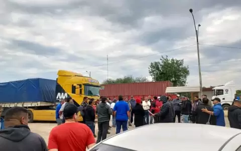 Los transportistas a la espera para cruzar al lado argentino.