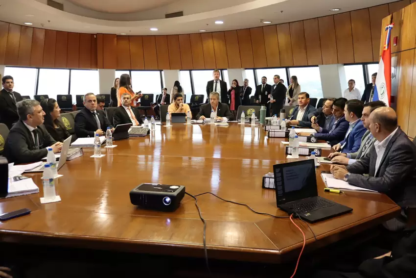Reuni�n de la Comisi�n que estudiar� intervenci�n de la Municipalidad de Ciudad del Este.