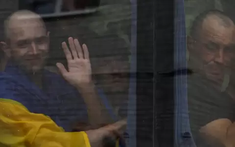 Dos prisioneros liberados en el anterior intercambio saludan desde el autob�s al llegar a Ucrania.