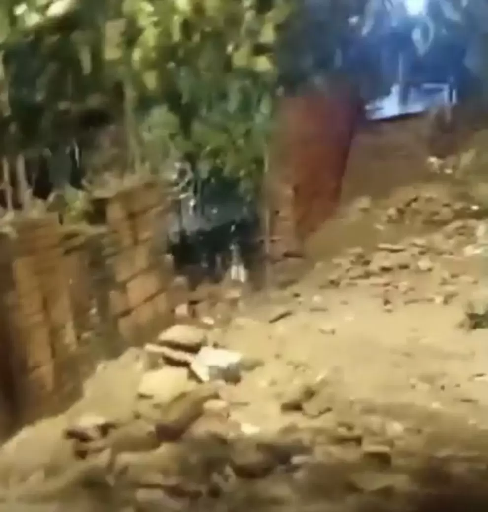 Raudal rompi� muralla de una vivienda.