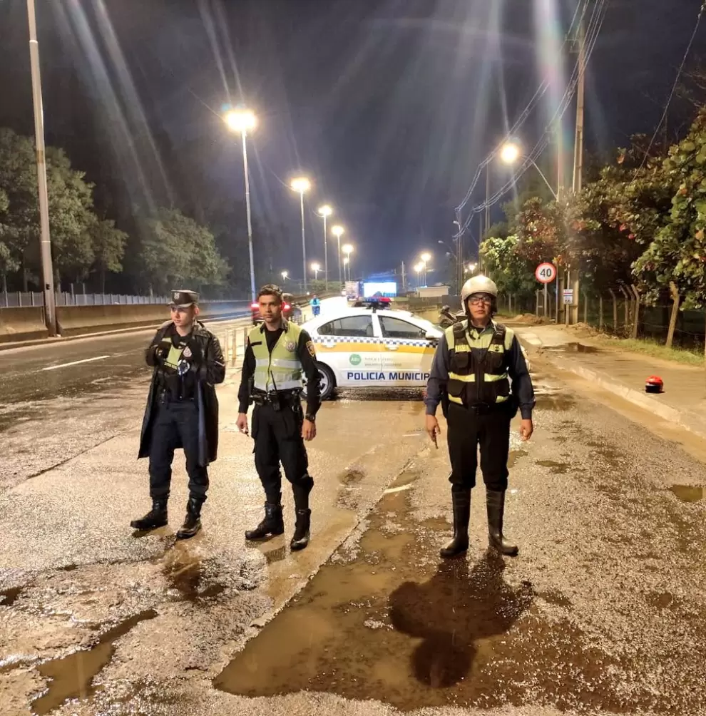 Agentes de la PMT est�n reorientando a los conductores.