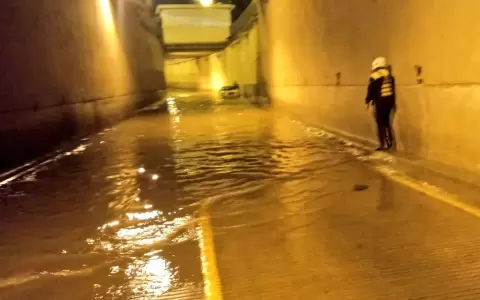 El t�nel del Superviaducto "Rodrigo Quintana" est� inundado.