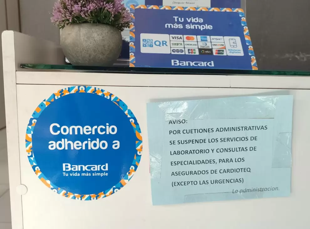 De esta forma avisan que suspendieron servicio de laboratorio y consulta de especialidades.