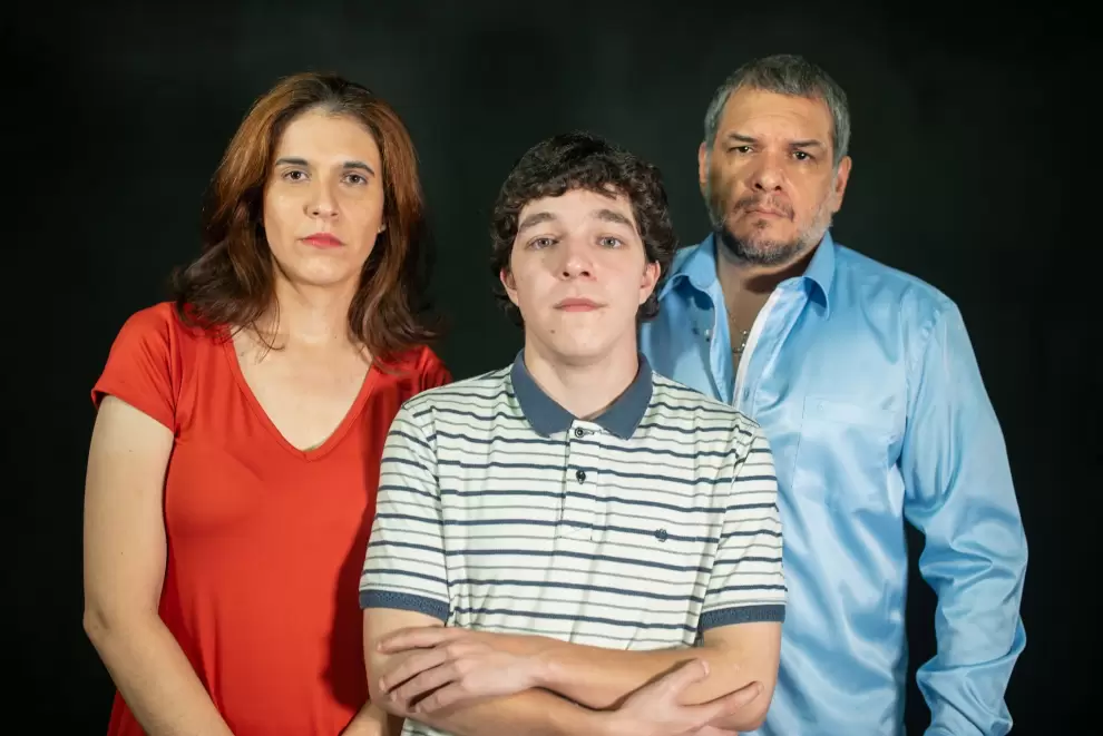 Elenco de la obra "Bajo la misma alfombra", dirigida por Maxi Lynn.