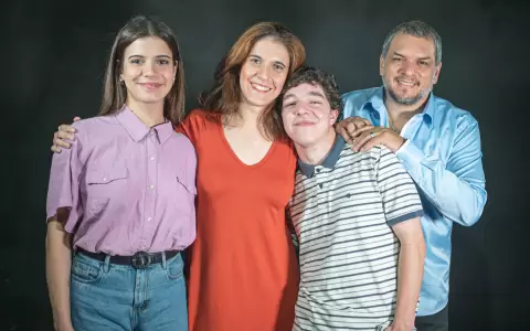 Elenco de la obra "Bajo la misma alfombra", dirigida por Maxi Lynn.