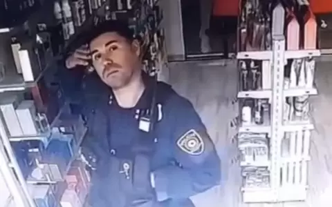 Agente policial captado en pleno hurto.