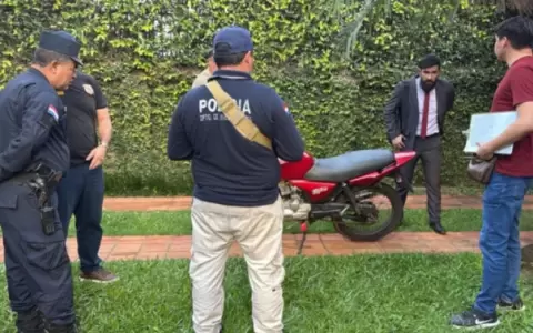 La motocicleta roja en la cual presuntamente fue vista por �ltima vez la joven  Fernanda Ben�tez, en compa��a de su supuesto feminicida.