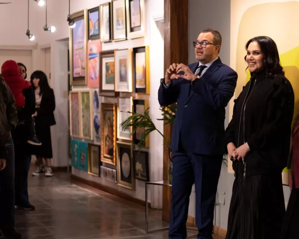 Albán Martínez Gueyraud y Laura Piñeiro, durante la inauguración de "GEA" en la Noche de Galerías 2025.