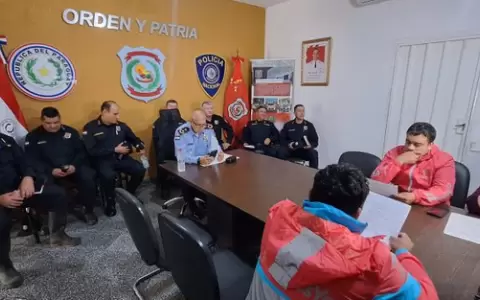 Trabajadores reunidos con agentes de la Polic�a Nacional.