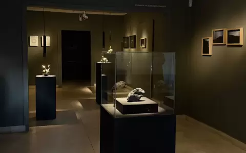 Vista de sala de la muestra "Meteora" de Laura Mandelik.