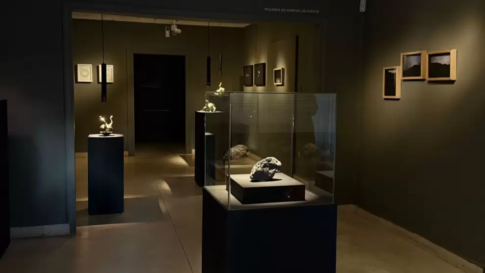 Vista de sala de la muestra "Meteora" de Laura Mandelik.