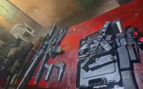 Armas, equipos de comunicaci�n, cintas reflectivas y repuestos de aeronaves fueron incautados durante los allanamientos en PJC.
