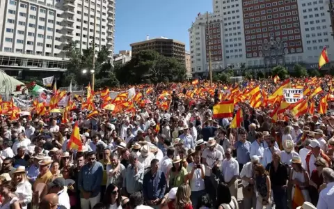M�s de cien mil personas acudieron a la concentraci�n en la Plaza de Espa�a de Madrid.