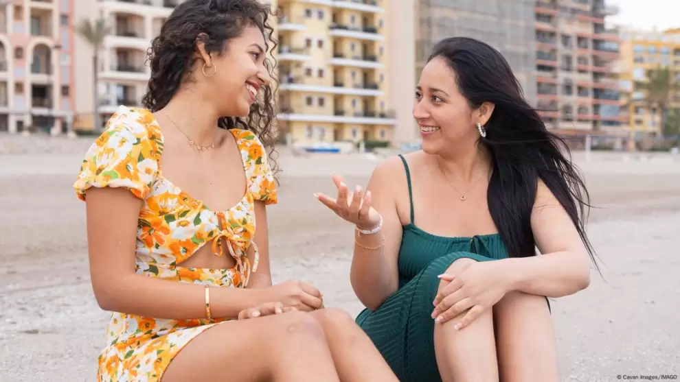 Mujeres conversando. Foto: DW