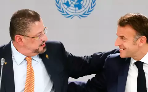 El presidente de Costa Rica, Rodrigo Chaves, y su hom�logo de Francia, Emmanuel Macron, durante la inauguraci�n de la cumbre en Niza.