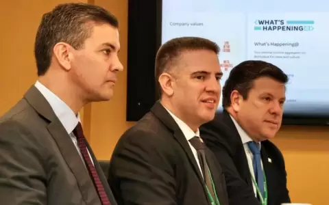 Santiago Pe�a con el ministro del Mitic, Gustavo Villate.