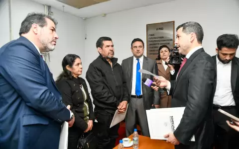 Los padres de Fernanda Ben�tez entregaron el proyecto al presidente de la C�mara de Diputados, Ra�l Latorre.