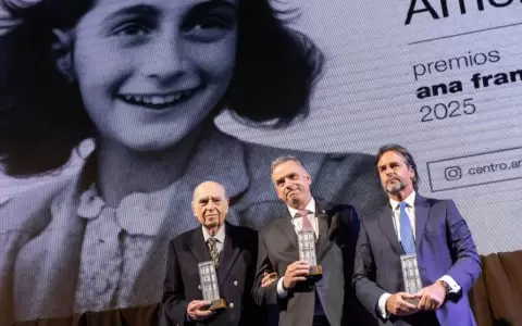 Julio Mar�a Sanguinetti, Yamand� Orsi y Luis Lacalle Pou recibiendo la premiaci�n por el Centro Ana Frank en Argentina.