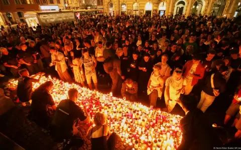 La gente deposit� flores la noche luego del tiroteo en Graz.