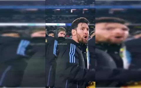 Lionel Messi arremeti� conta Juan Gabriel Ben�tez
