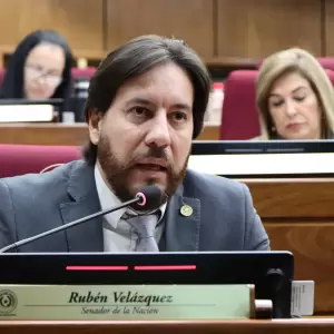 Senador lanza movimiento "Conciencia Democr�tica Este�a CDE" para postular a Daniel Mujica