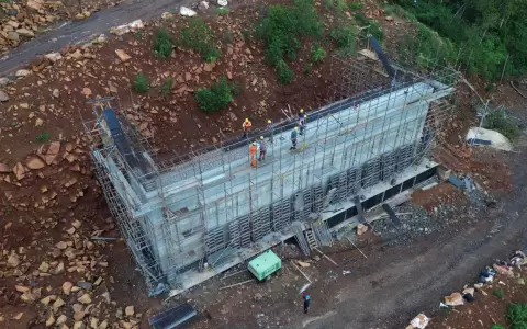 Los trabajos abarcan diversas etapas estructurales.