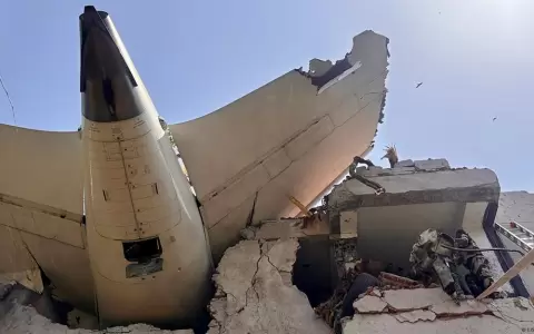 Trozo de la aeronave de Air India, que se estrell� en Ahmedabad, causando 242 muertos, adem�s de al menos otras cinco v�ctimas estudiantes.