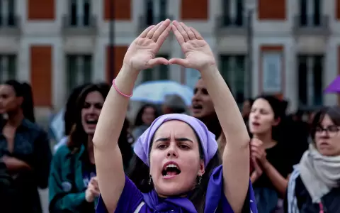 Una mujer protesta haciendo un s�mbolo feminista con las manos durante una concentraci�n por los 40 feminicidios en 2023 en la Puerta del Sol, Madrid.