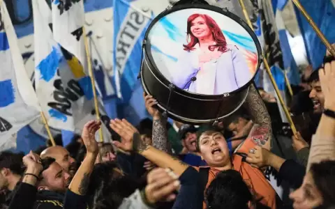 Simpatizantes de la exmandataria Cristina Fern�ndez (2007-2015) se apostaron frente a su domicilio en Buenos Aires.