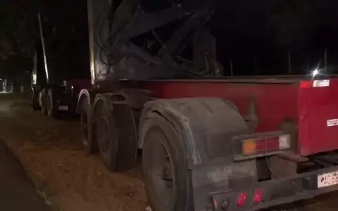 El conductor de la moto habr�a perdido el control al tratar de adelantarse.