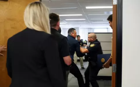Alex Padilla fue retirado a la fuerza por agentes de seguridad de una conferencia de prensa sobre inmigraci�n.