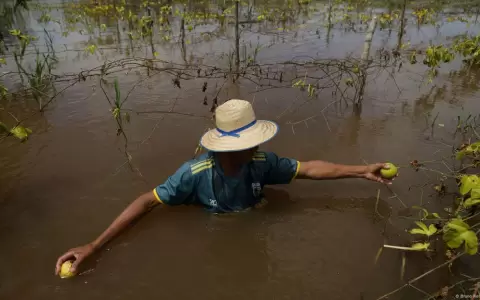 Las lluvias desbordan r�os y producen corrimientos de tierra que pueden avanzar kil�metros arrasando pueblos peque�os.