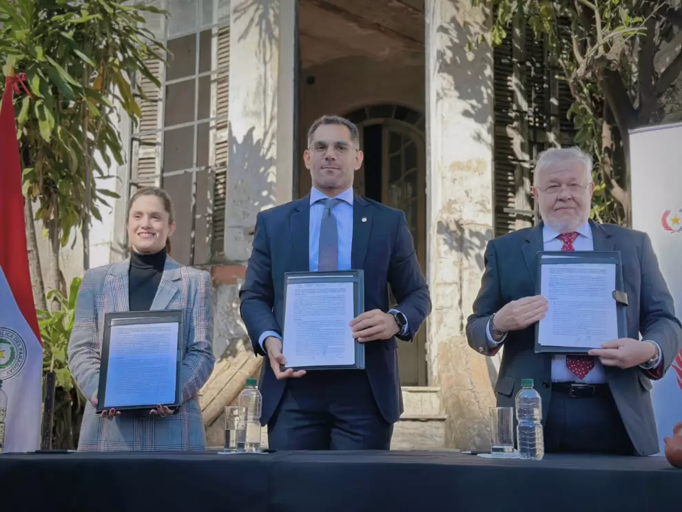 Firma del acta de restauraci�n de la Casa de Serafina D�valos.