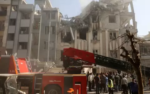 Rescatistas trabajan en el lugar de un edificio da�ado tras los ataques israel�es, en Teher�n, Ir�n, 13 de junio de 2025.