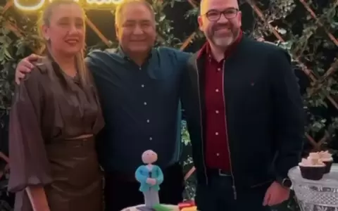 Javier Esquivel posa con uno de sus invitados, Enrique Berni.