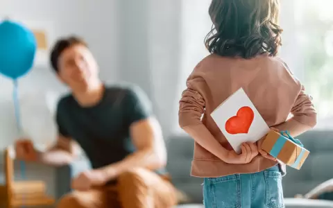 D�a de reconocimiento a los hombres que han desempe�ado un papel importante en la vida de sus hijos y familias.