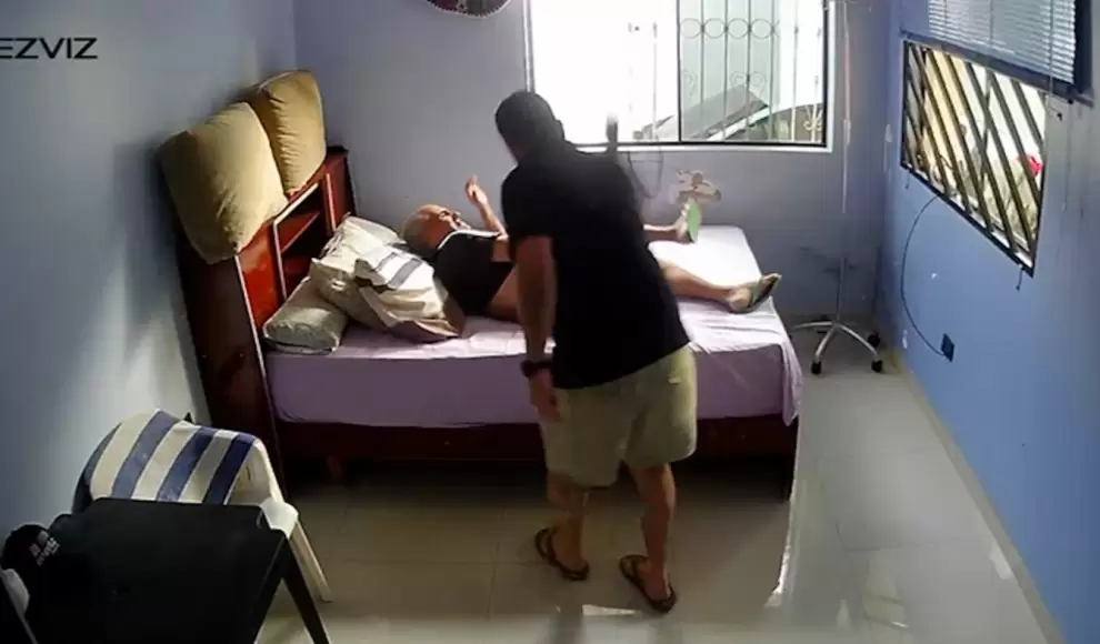 Imágenes sensibles del hombre agrediendo a su padre con un cable.