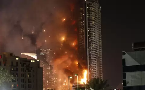 Incendio en un rascacielos de Dub�i.