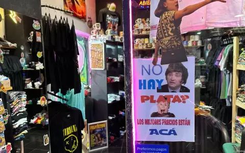 "No hay plata", dijo Javier Milei al asumir el cargo. Una tienda en Buenos Aires ha retomado el lema.