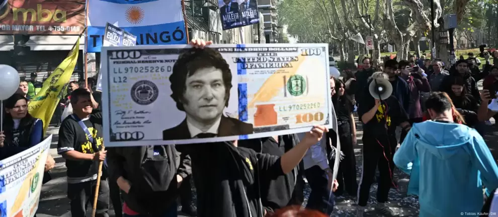 El billete de d�lar con la cara de Javier Milei fue un s�mbolo de las reformas econ�micas durante la campa�a electoral de 2023. Foto: DW