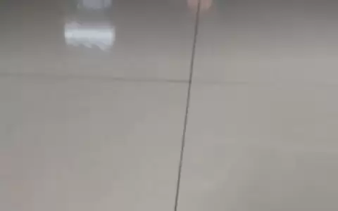 Queja generalizada por la humedad que se vio reflejada en los pisos y paredes.