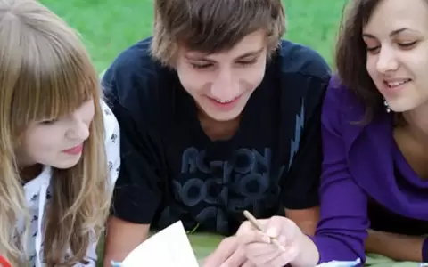 J�venes estudiando.