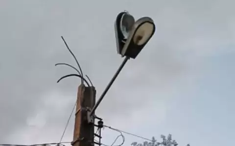 Intent� cambiar foco y muri� electrocutado.