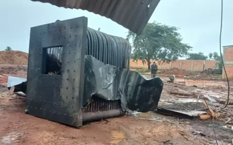 La caldera de una f�brica que produce madera terciada explot� por causas desconocidas hasta ahora.