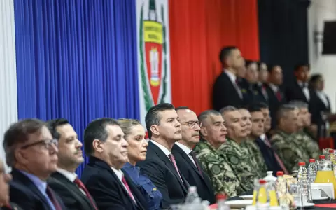 Expresidentes en acto por el 181.� aniversario del Regimiento Escolta Presidencial.