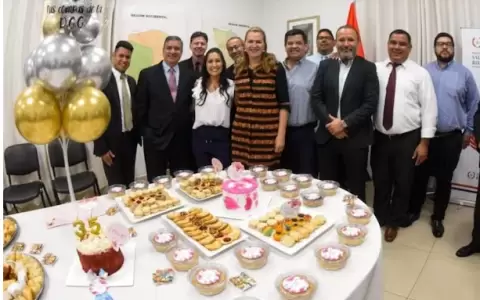 Festejo dentro del Ministerio de Salud en el cumplea�os de la secretaria privada de la ministra.