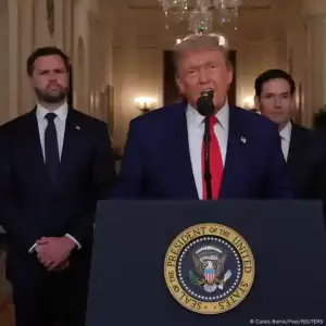 Trump dice a Ir�n que si no hay paz pensar�n en otros objetivos